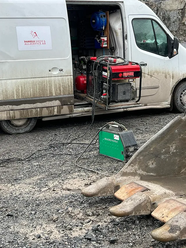 Vit bil med loggan på i rött